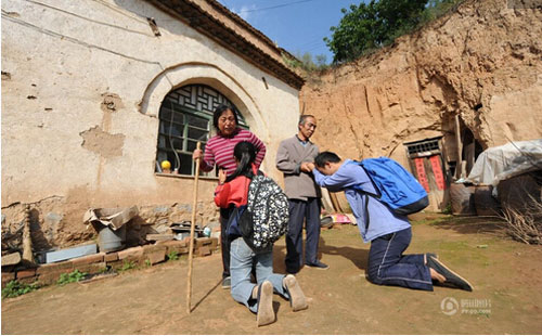 志豪皮具女包工厂 感【寒门学子跪别父母】泪奔