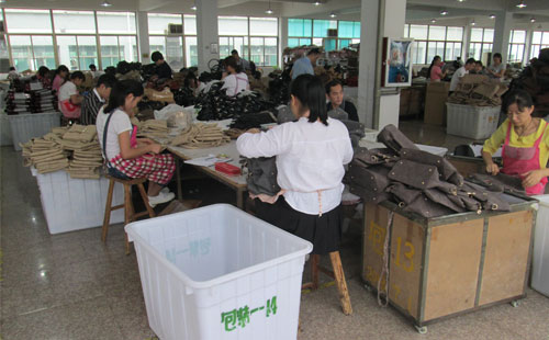 义乌箱包厂：女士手袋生产过程中这点事儿